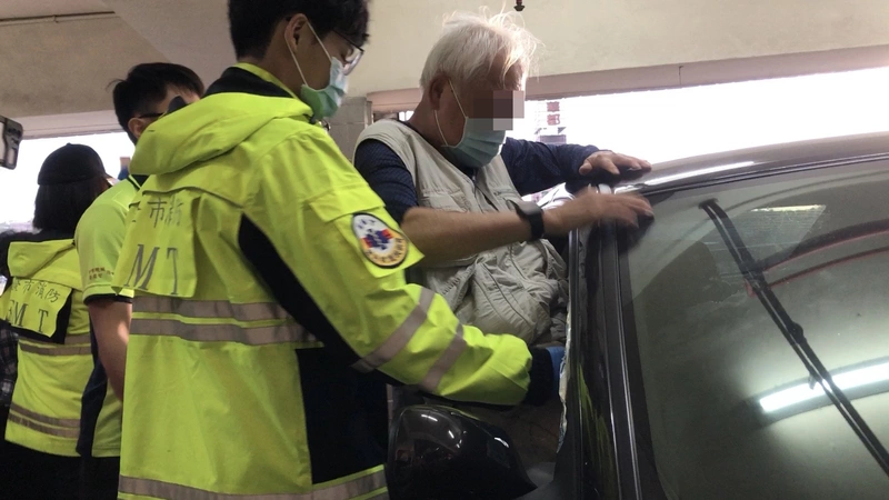 儀表板跳警示上鎖老夫婦困車內　基隆消防馳援