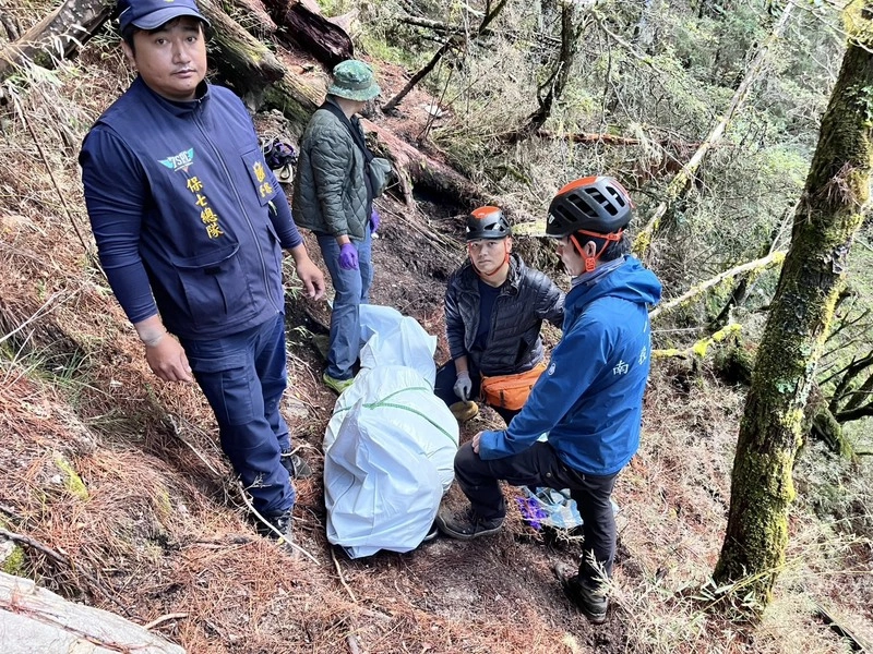 保七警官南投登山倒地亡　消防協助運送遺體下山