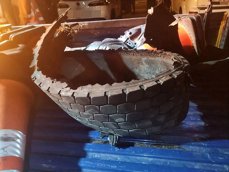 國1彰化北斗路段聯結車爆胎　5車閃避不及碰撞