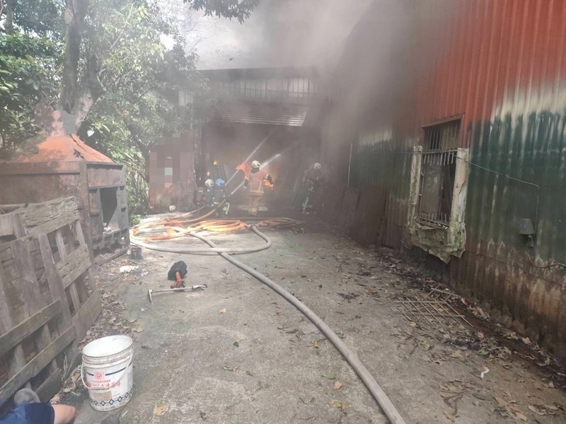 新北汐止區鐵皮工廠起火　2人送醫