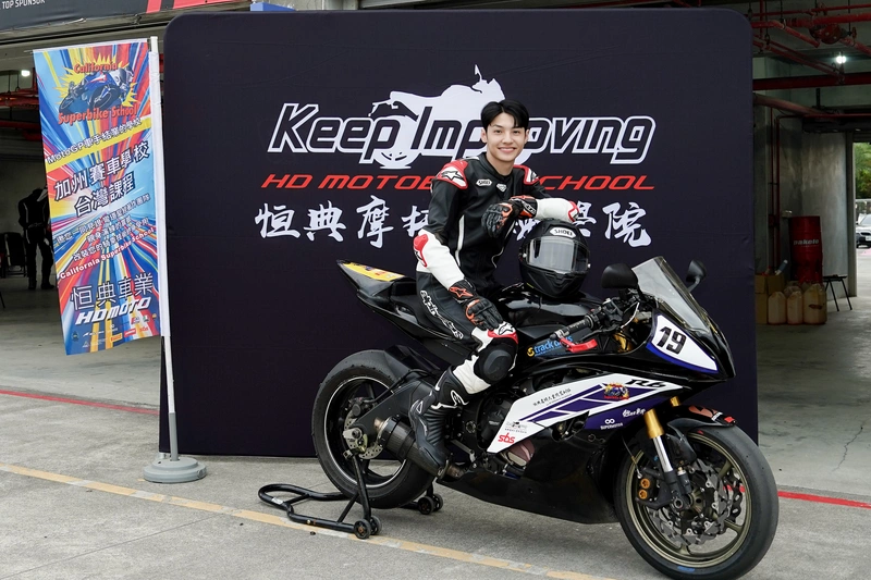 王君豪參加重機賽車課程