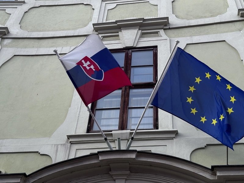 斯洛伐克國旗加入國徽  明確區分捷克斯洛伐克國旗