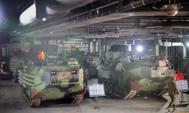 海軍玉山艦號塢槽停放AAV7兩棲突擊車