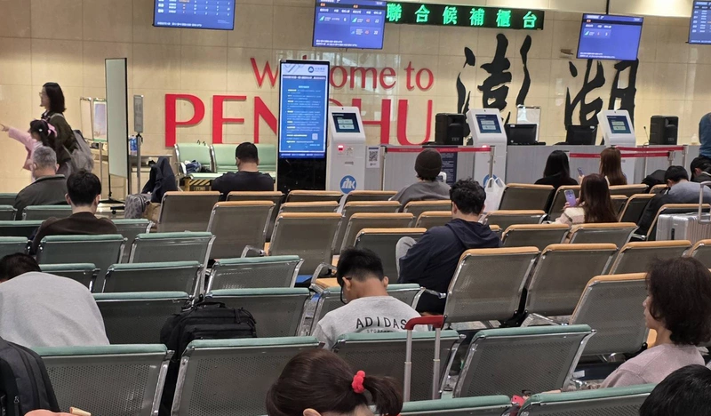 澎湖機場一度逾200人候補機位  2軍機載140人返台