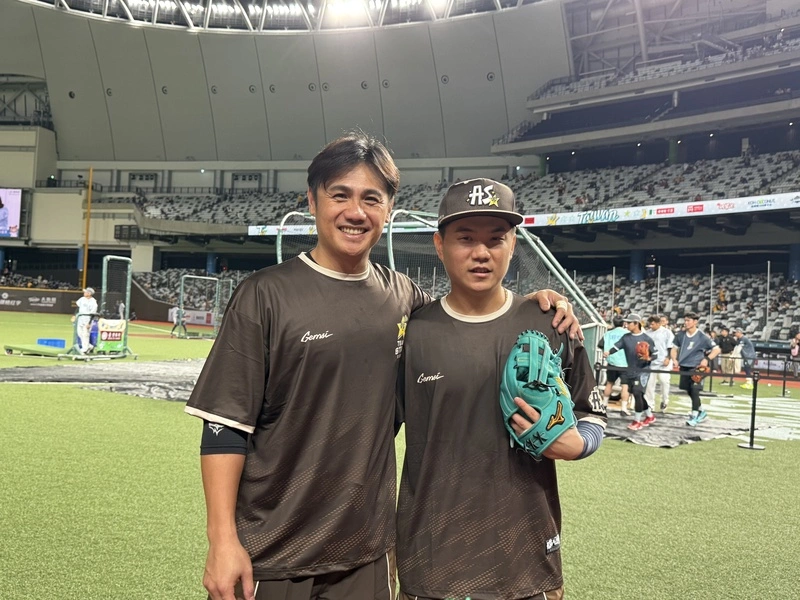 江坤宇少棒時開球合影　14年後明星賽與陳鏞基同隊