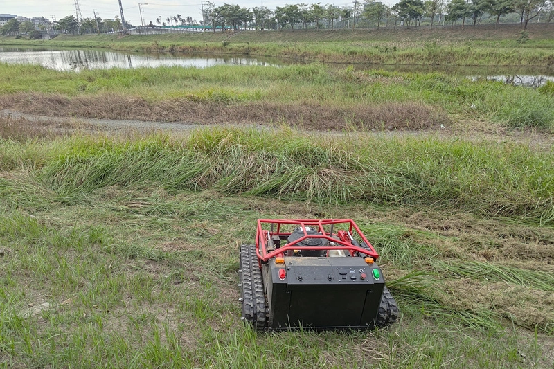台南導入智慧機器人進行滯洪池周邊除草
