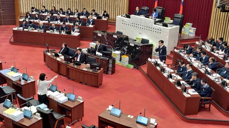 陳其邁赴高市議會市政總質詢