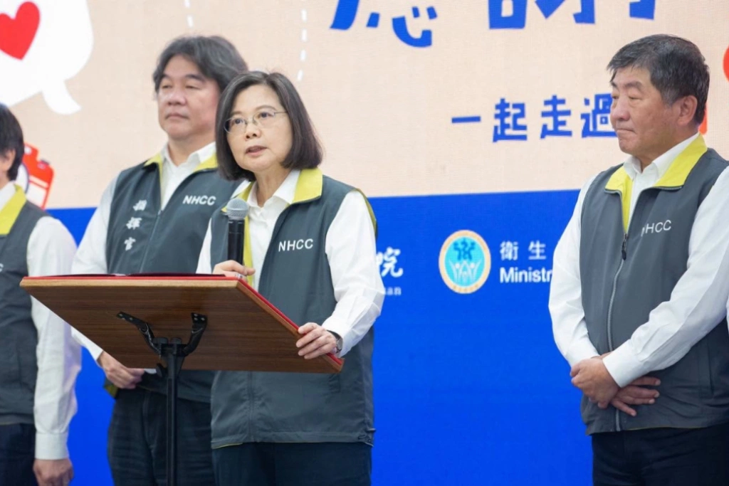危機來臨「人民不用相信政黨、但務必相信專業」！蔡英文發聲：防疫團隊很多判斷當下未必會被理解