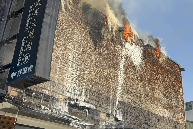 台南中西區未營業店面外看板冒火煙