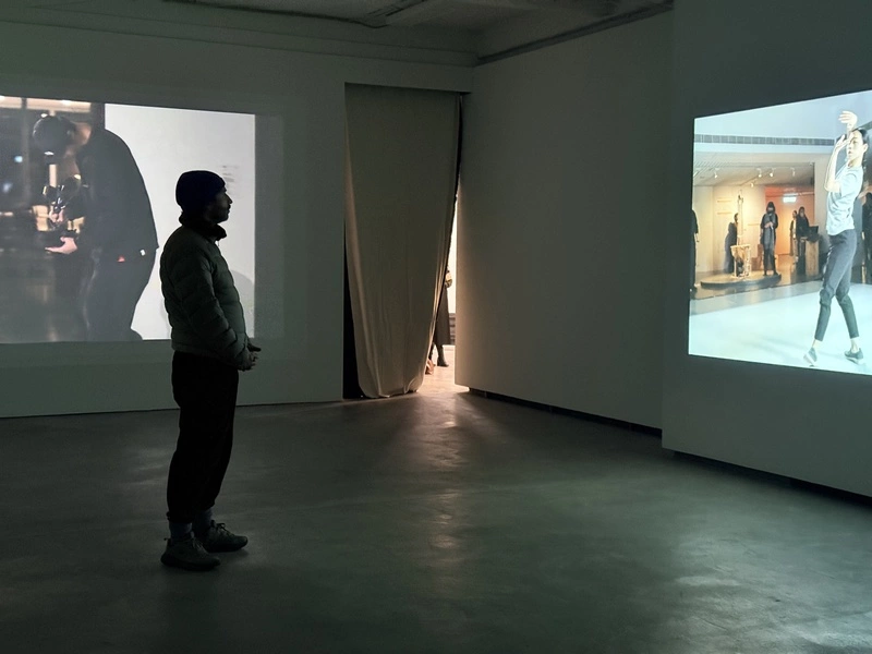 柏林觀眾觀賞陳以軒三頻道錄像裝置作品