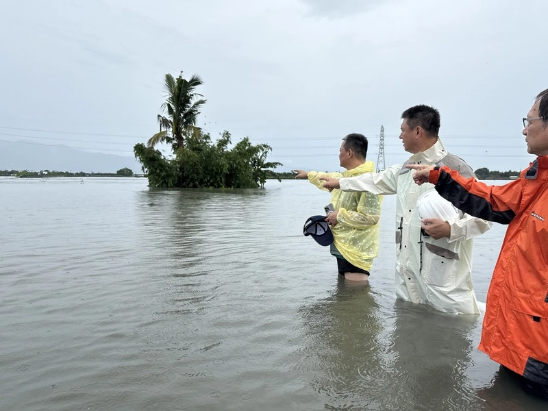 屏東強降雨興化廍潰堤水淹萬丹　萬巒鹿寮橋斷