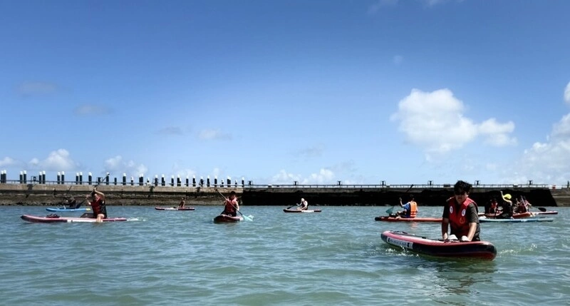 澎湖海事職校推SUP立式划槳體驗營 校長親帶隊