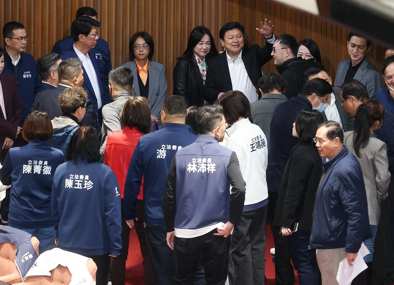 傅崐萁與藍委立院議場聚集討論