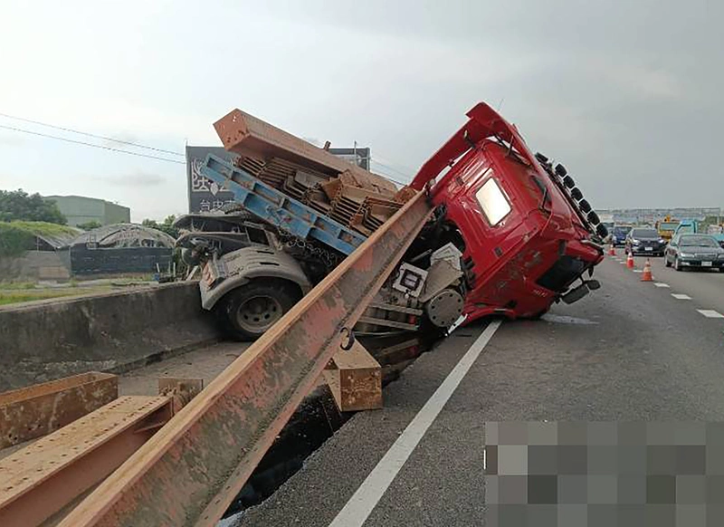 國1南下彰化段5車追撞孕婦送醫　現場排除中