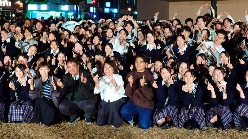 嘉義市快閃演出　「翡翠騎士」與黃敏惠合影