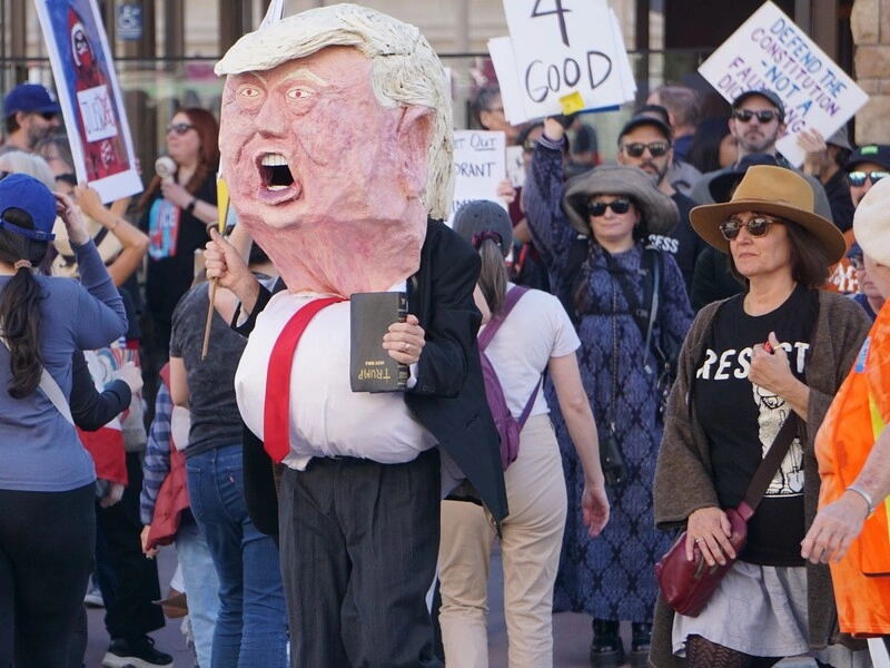 洛杉磯抗議ICE執法 出現川普人偶