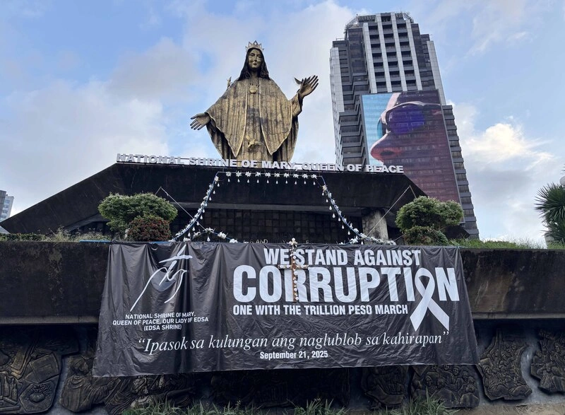 菲律賓聖母像前反貪污標語