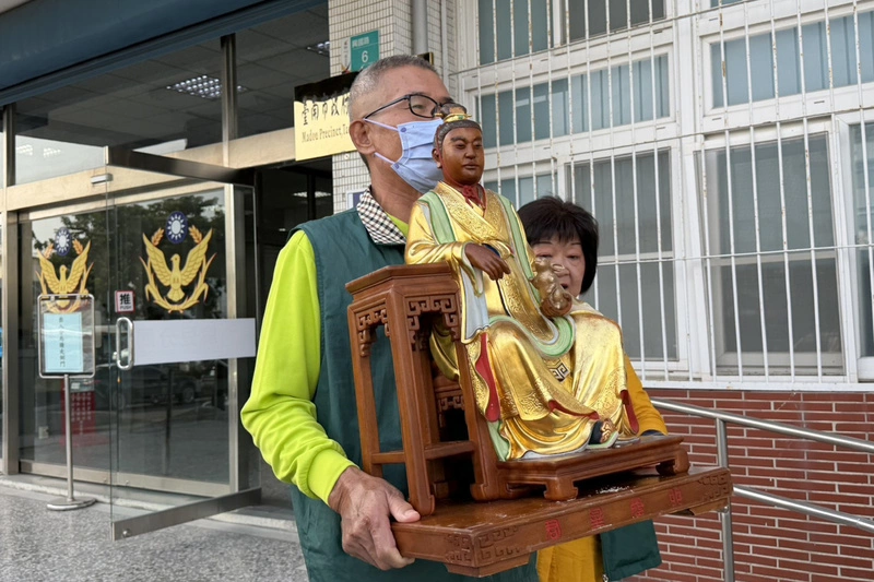 台南下營九龍太子宮迎回遭竊藝師作品神像