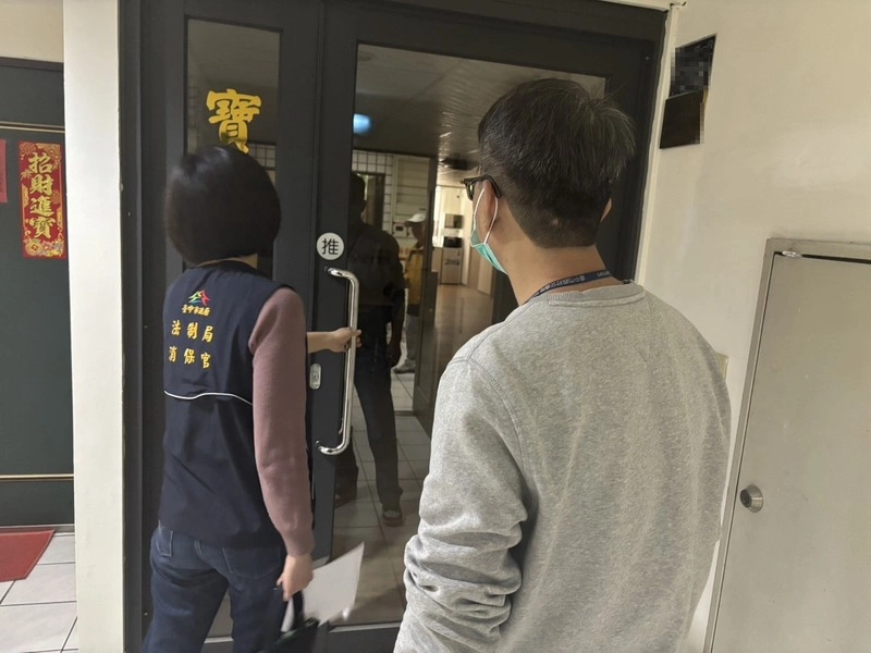 天價拖吊費惹議  中市消保官稽查業者大門深鎖