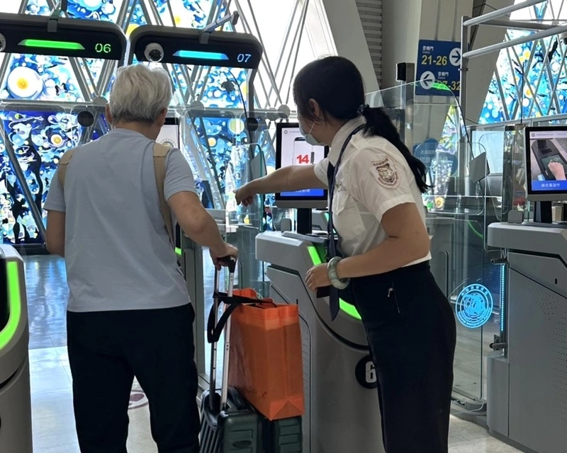 出國人潮增　高雄機場啟用親子櫃檯、自動通關升級