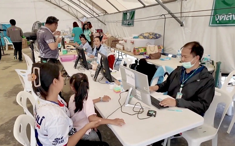 泰國邊境避難中心醫護人員為居民問診