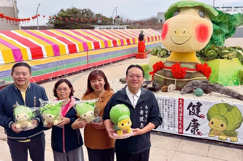 澎湖烏崁靖海宮慶元宵　擲筊贈海鮮、捐款作公益