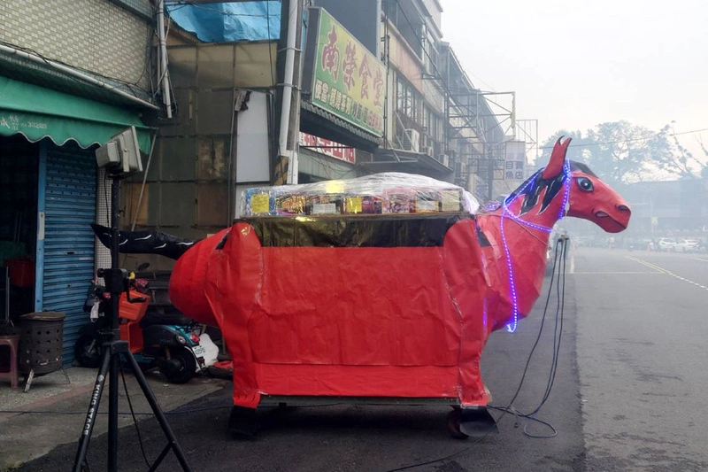 台南鹽水蜂炮元宵夜狂炸　街區湧遊客隨神轎移動
