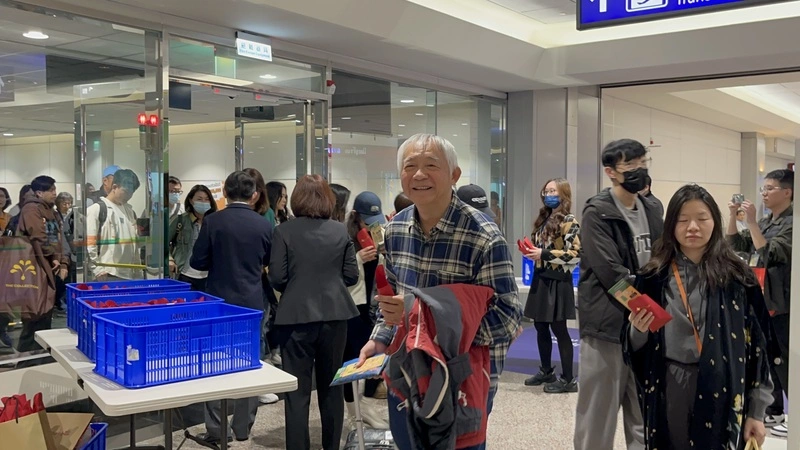 外交部接機杜拜返台客 旅客：勤跑機場才搶到機票