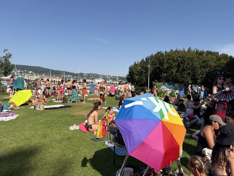蘇黎世同志大遊行  熱浪中兩萬人上街籲關注年輕酷兒
