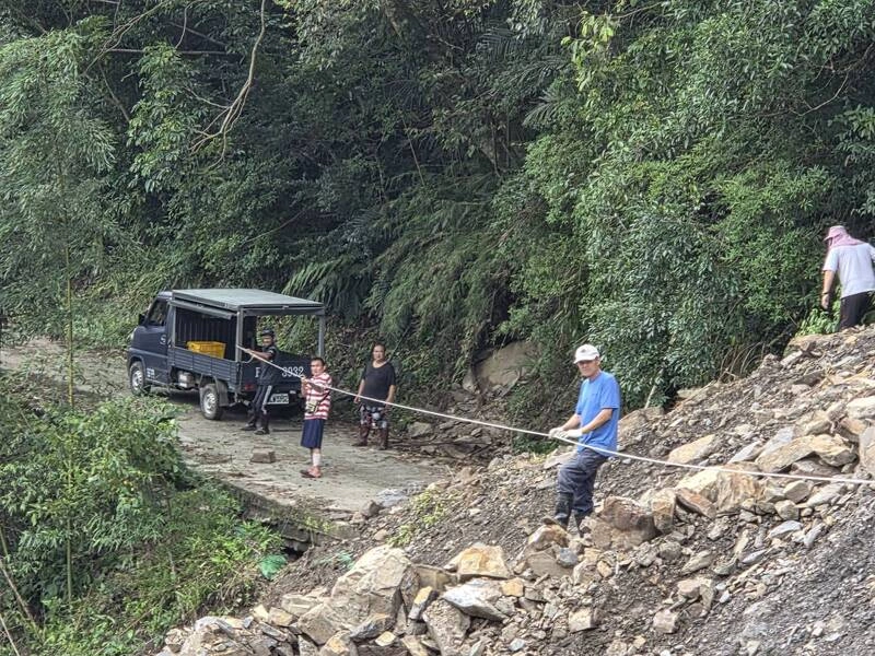 苗栗東河村風災成孤島　部落青年射箭搭繩傳物資