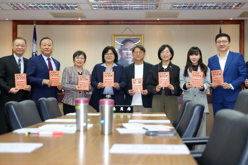 立院內政委員會　劉世芳與立委、官員合影