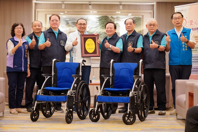 新北板橋埔墘福德宮捐255台輪椅　侯友宜贈感謝狀
