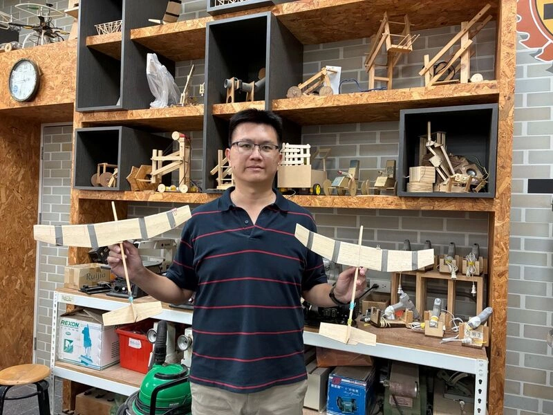 高雄市立鳳山國中教務主任方冠中