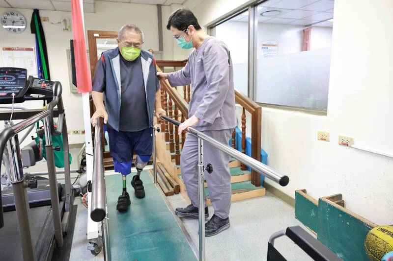 923洪災險滅頂  門諾助災民重製義肢復健