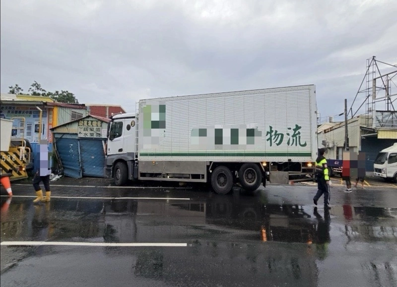屏東大貨車連撞電桿與鐵皮屋　警驗出毒品反應