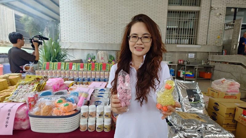 嘉縣家畜所獸魂碑農曆7月祭祀　寵物玩具成供品