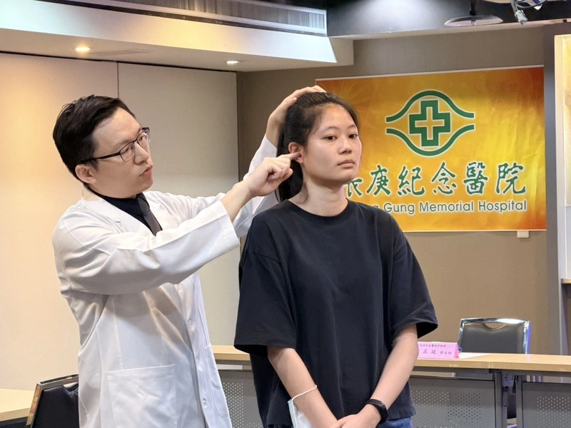 烤肉咬到太硬食物 19歲女顳顎關節移位張口就痛