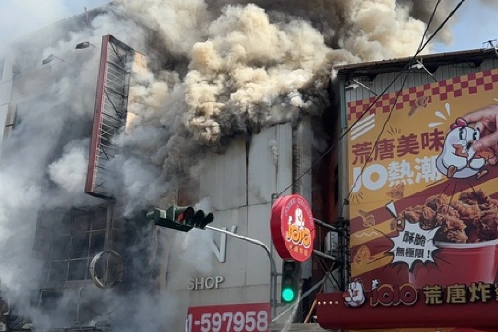 台中逢甲商圈火警　濃煙直竄天際