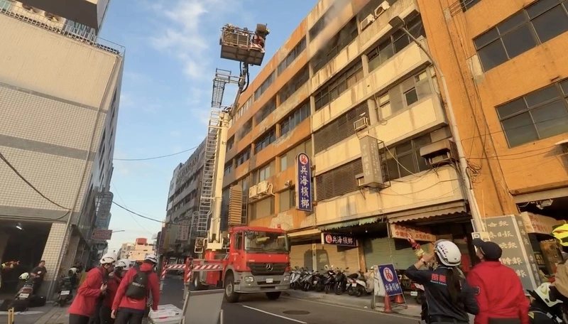 苗市中山路商業大樓火警　消防出動雲梯車