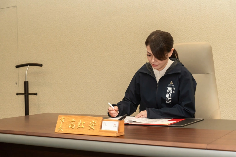 高虹安復職簽公文　調升警察、消防人員相關加給