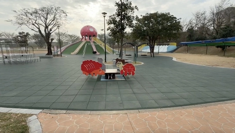 電動機車騎進公園玩翹翹板　苗市公所報警追查