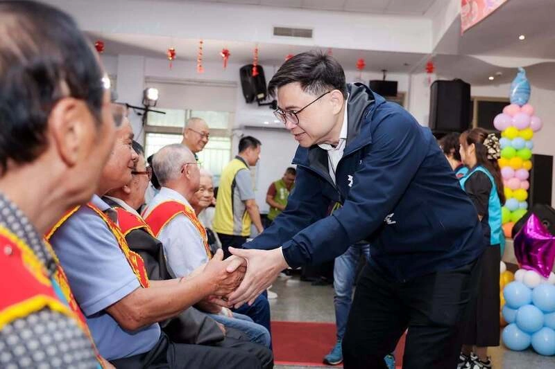 前進大旗美　賴瑞隆、柯志恩假日勤走山城拚人氣