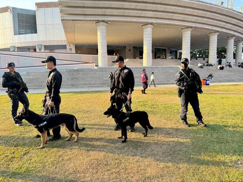 屏東跨年晚會加強維安　偵爆犬出動安檢