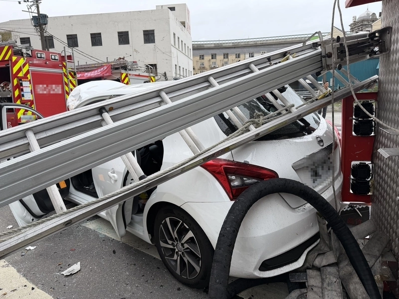 桃園蘆竹消防車救災途中遭撞翻覆　7人輕傷送醫