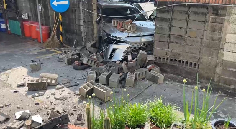 國民黨台中市黨部圍牆遭車撞破