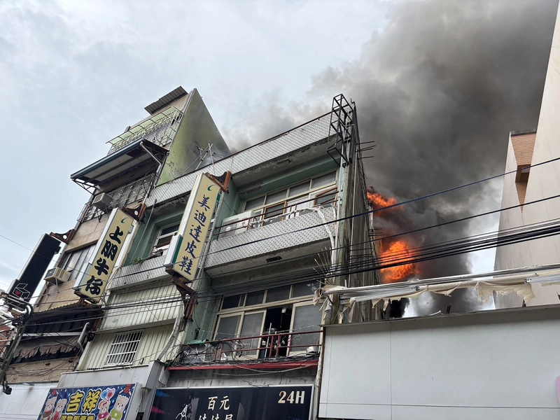 彰化市永樂街透天厝起火疑1人受困　消防搶救