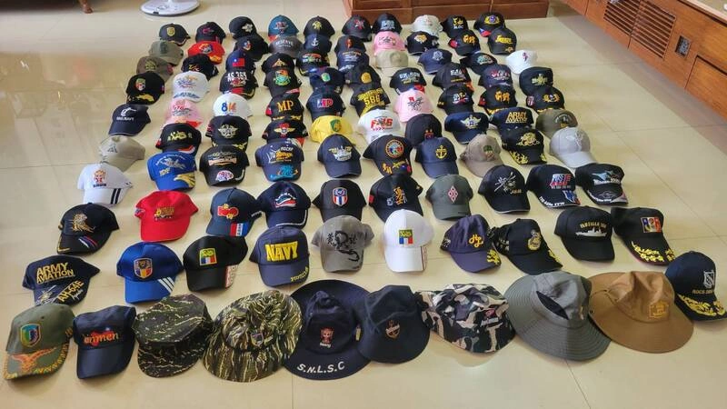 藏頭文結緣　文史者陳榮楷收藏逾200頂國軍紀念帽