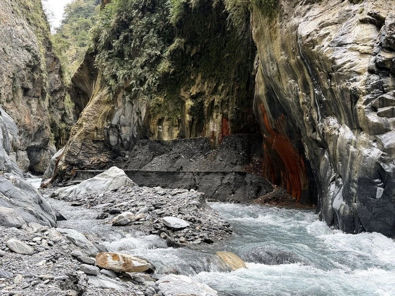 砂石覆蓋屏東哈尤溪岩壁