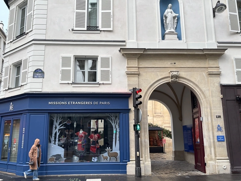 巴黎外方傳教會展示台灣木雕馬槽及原住民服飾