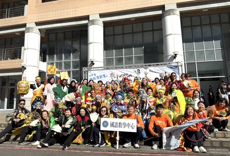 體驗布袋戲媽祖遶境　台師大帶外籍生感受台灣味